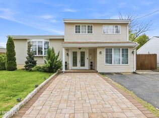 87 Woodview Dr, Old Bridge, NJ 08857
