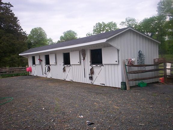 Amish built 4 stall barn