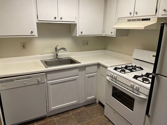 3rd image of 6229 Lincolnshire Ct SE #8