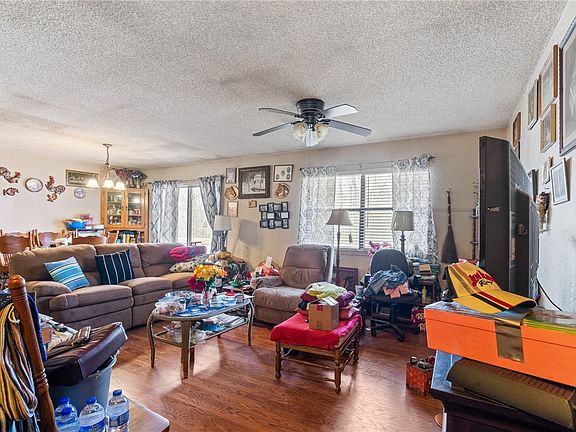 4th image of 10 Cranfield Dr