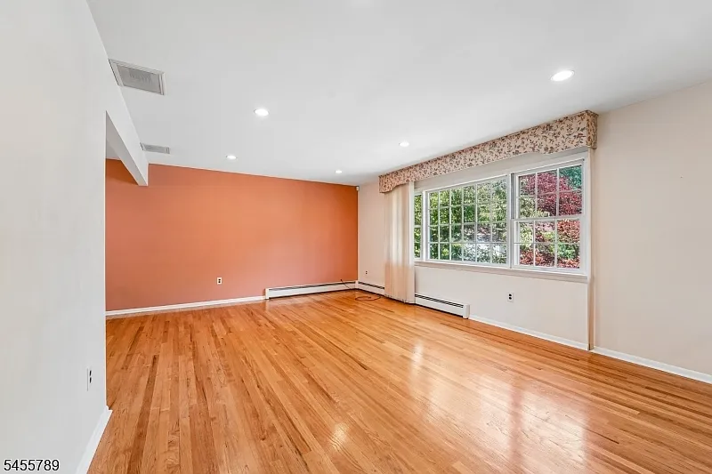 4 bed, 2.5 bath, 2184 sqft, $5,000 — Photo 4