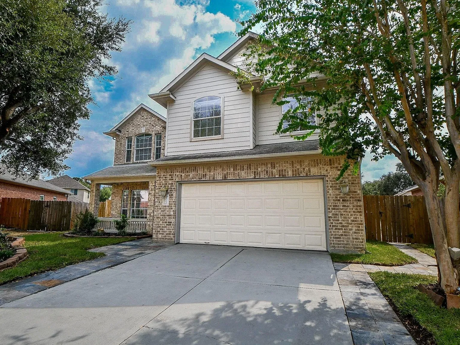 4 bed, 2.5 bath, 2346 sqft, $2,500 — Photo 2