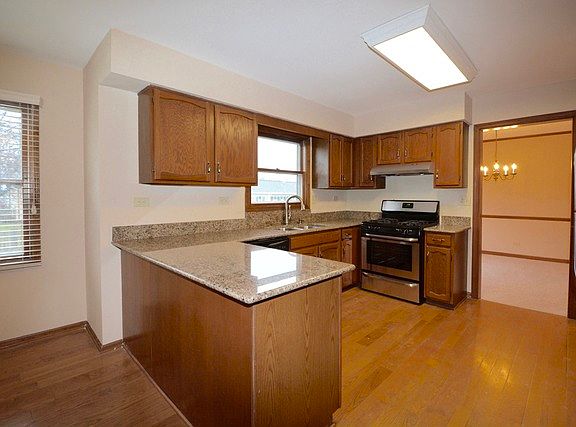 4th image of 2320 Newport Dr