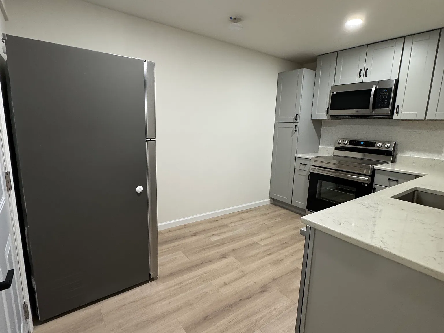 2 bed, 1100 sqft, $2,600 — Photo 3