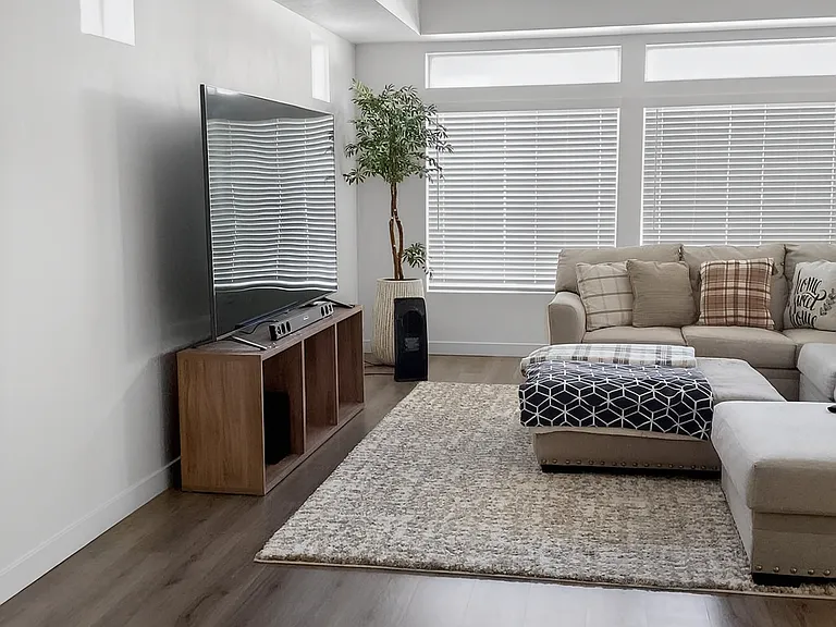 138 E Crown Point Dr — Photo 3