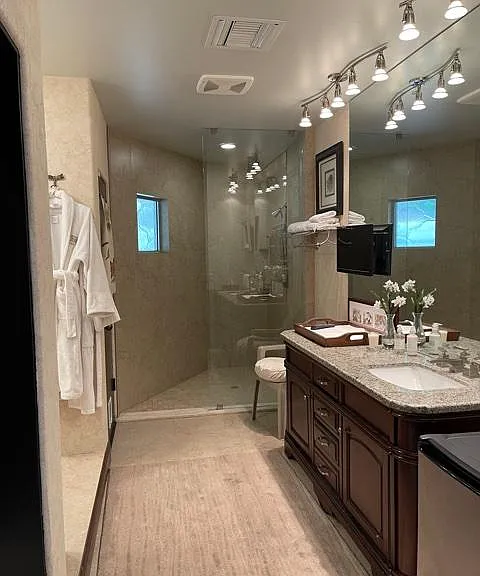 wheel in or walk-in shower, master sink