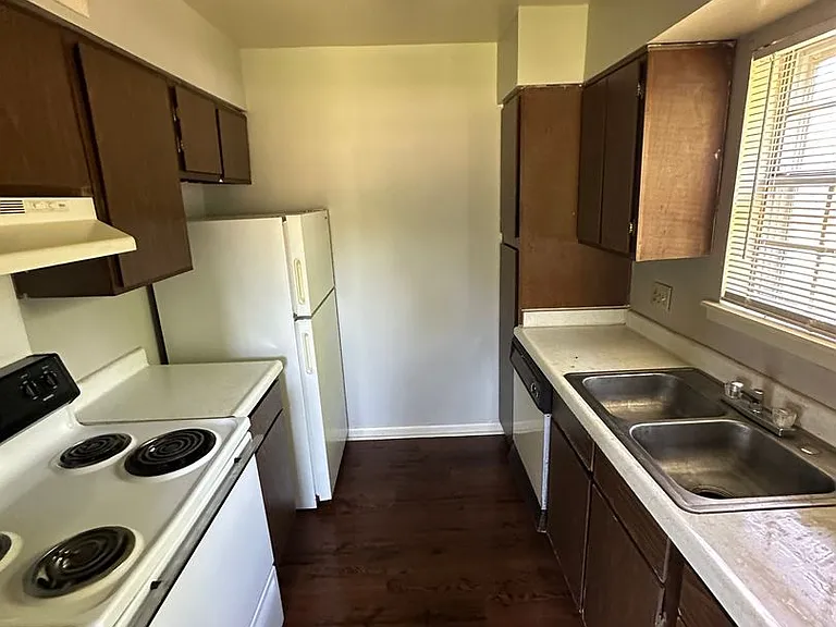 Colonial Apartments — Photo 9