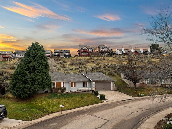 5th image of 2751 E Mendota Dr