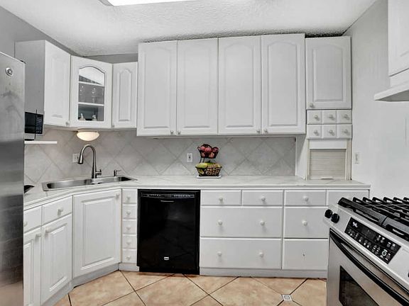 5th image of 161 Cayman Dr