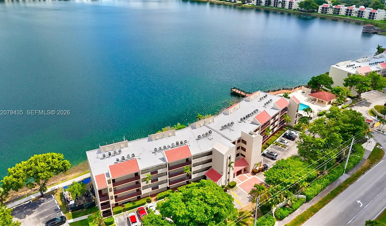 Lake Emerald Condominium — Photo 1