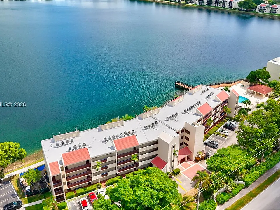 114 Lake Emerald Dr #409