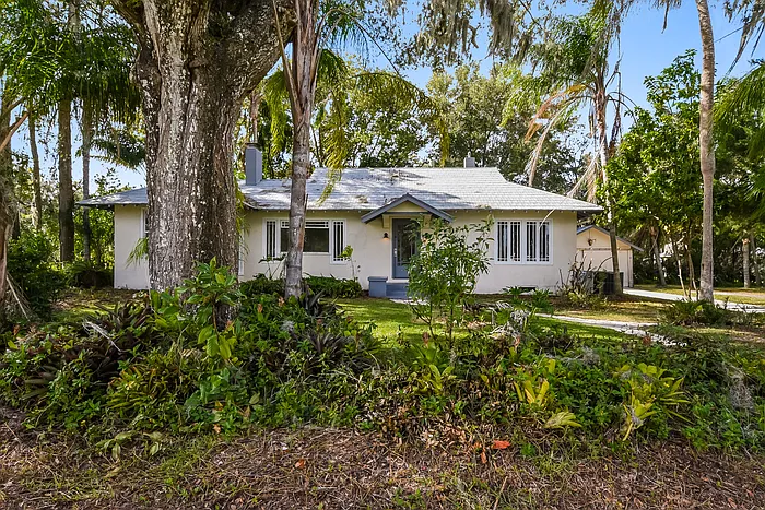 101 Lake Winnemissett Dr — Photo 1