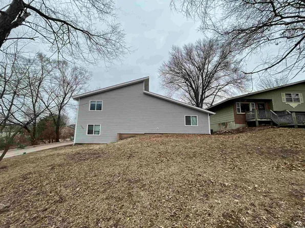 3226 Cardinal Dr, Lawrence, KS 66049
