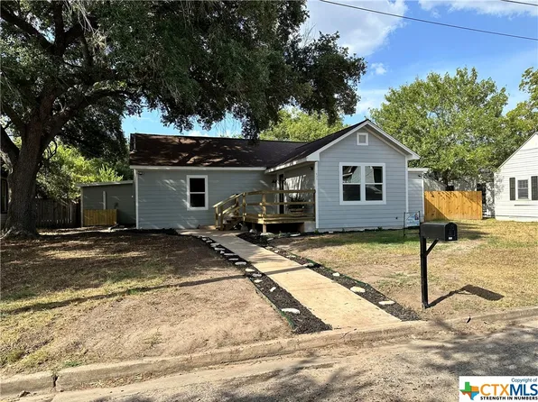 310 E 2nd St, Cuero, TX 77954