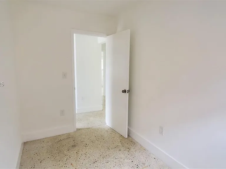 1032 SW 10th St — Photo 4