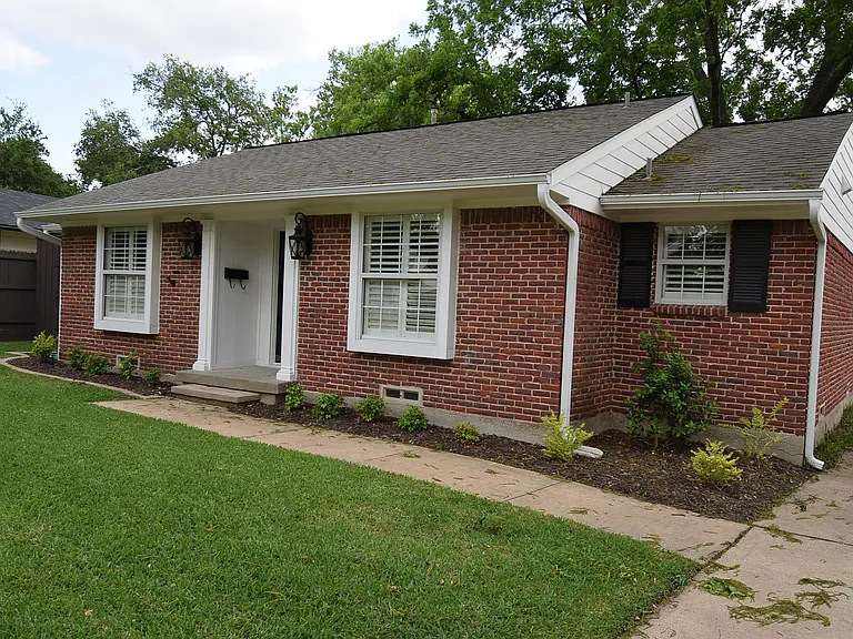743 Newberry Dr — Photo 2