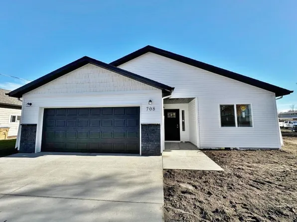 708 8th St NW, Minot, ND 58703