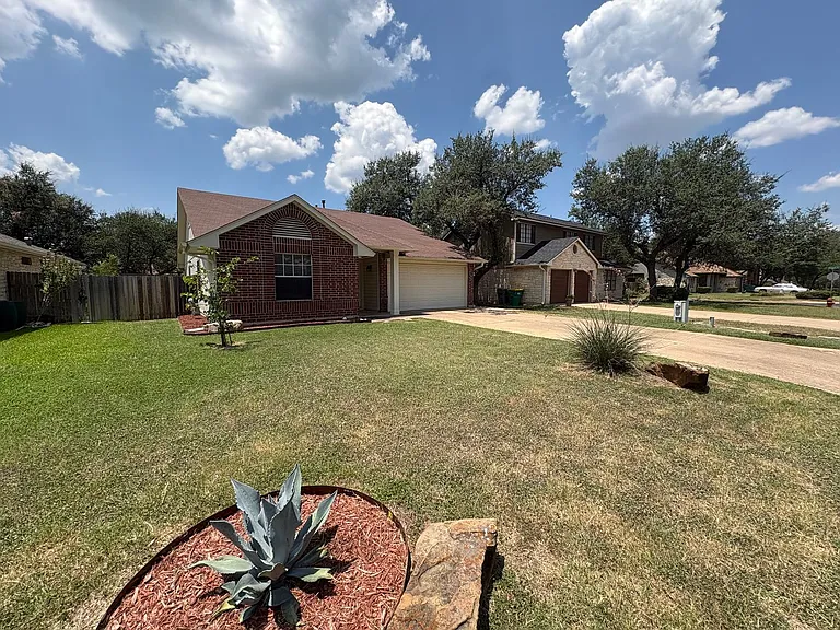 2902 Sabinal Trl — Photo 1