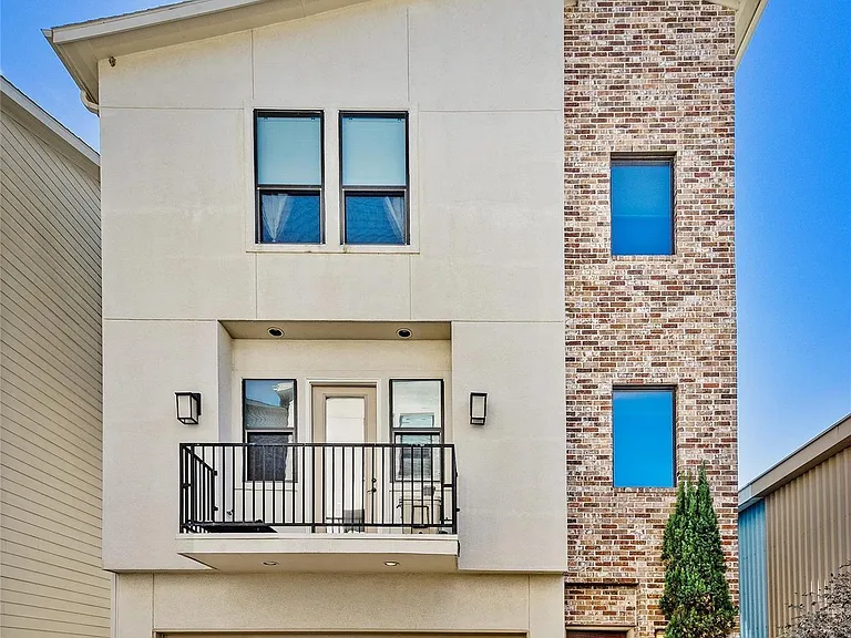 1720 Live Oak St — Photo 1
