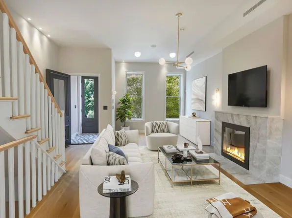 824a Quincy Street TOWNHOME image 2 of 13