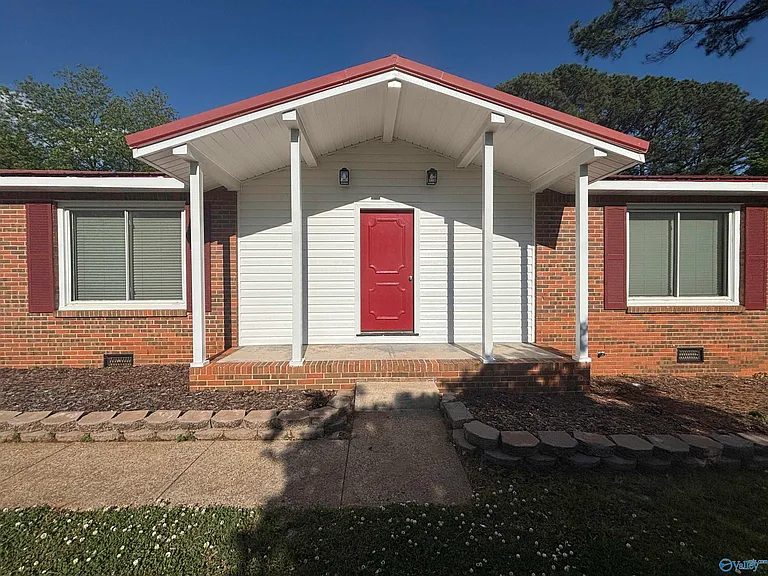 510 Clift Dr — Photo 3