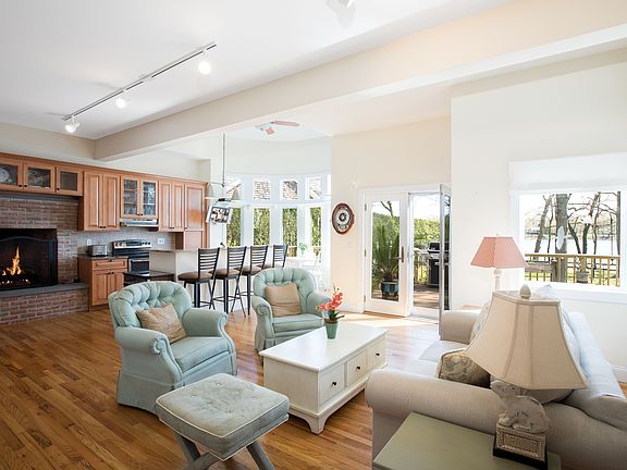 3rd image of 7 Dickerson Dr