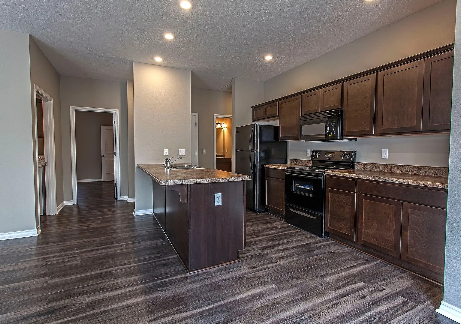 3bed 3bath house with a 2 car garage — Photo 3