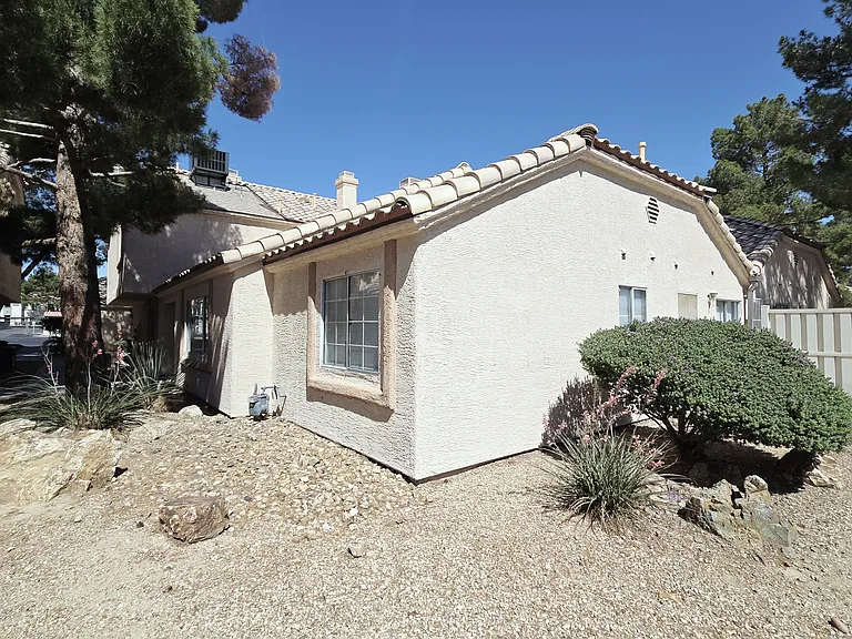 1612 N Torrey Pines Dr #104 — Photo 28