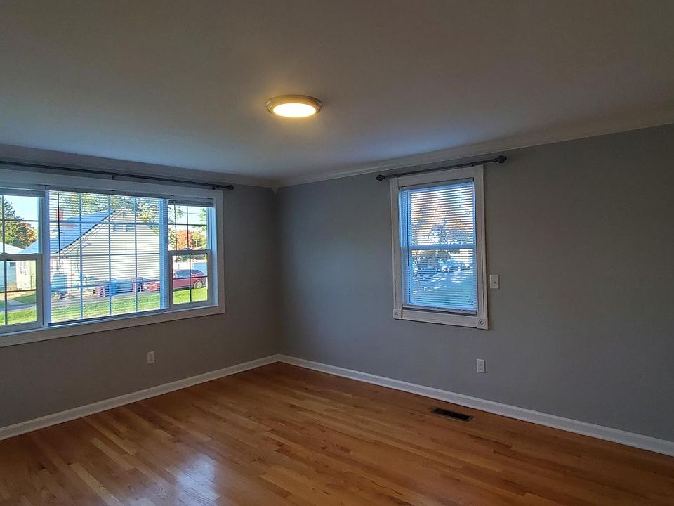 2nd image of 27 Louise Ct #1