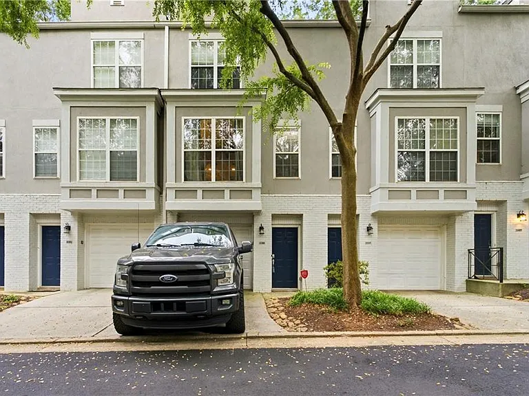 1133 Village Ct SE — Photo 2