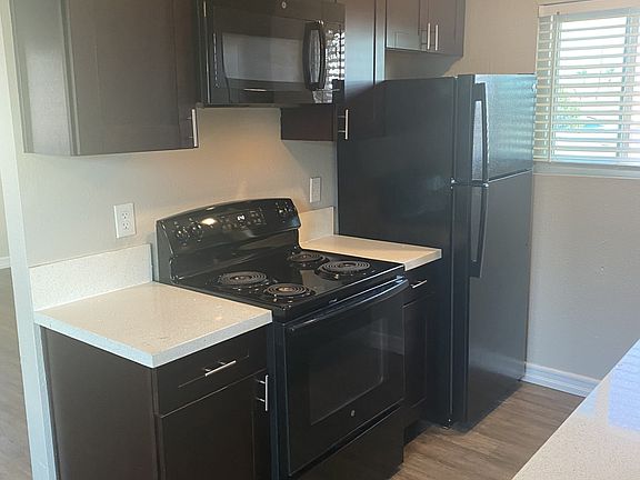 3rd image of 3719 Marlborough Ave Unit 4