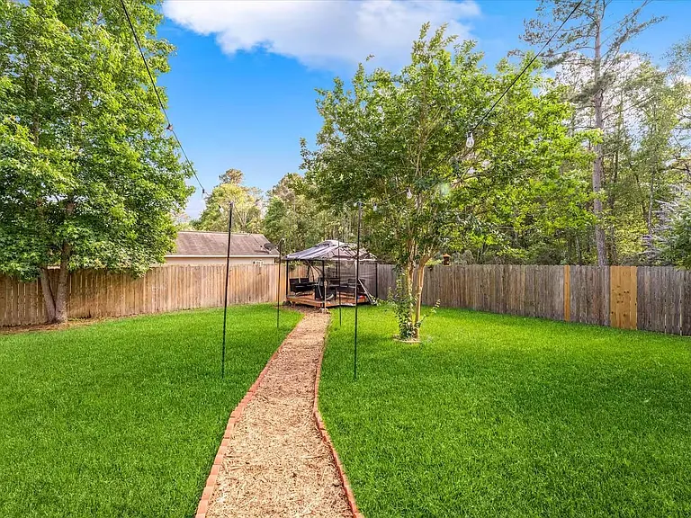 976 Northampton Dr — Photo 33