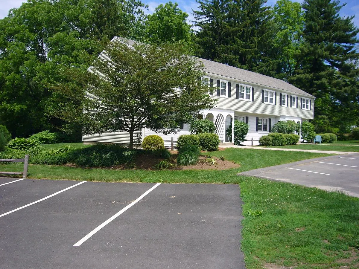 4 bed, 1.5 bath, 1620 sqft, $4,250 — Photo 2