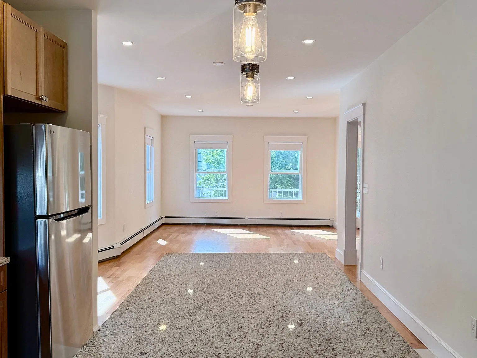 2 bed, 1.0 bath, 1556 sqft, $4,300 — Photo 2