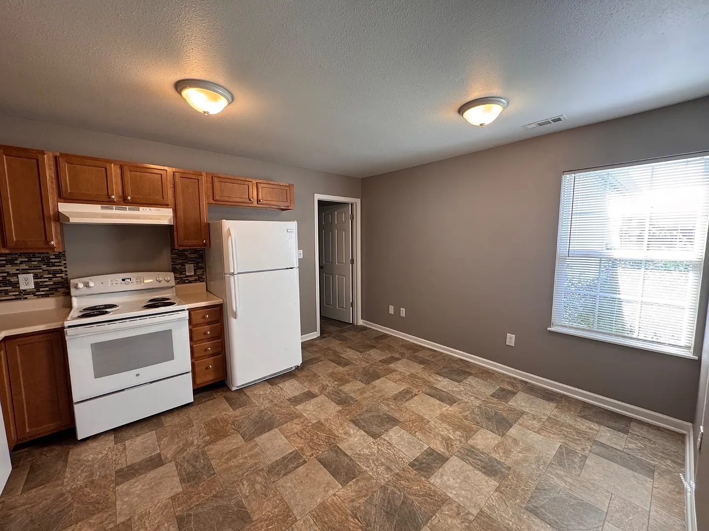 5828 Victory Ave — Photo 2