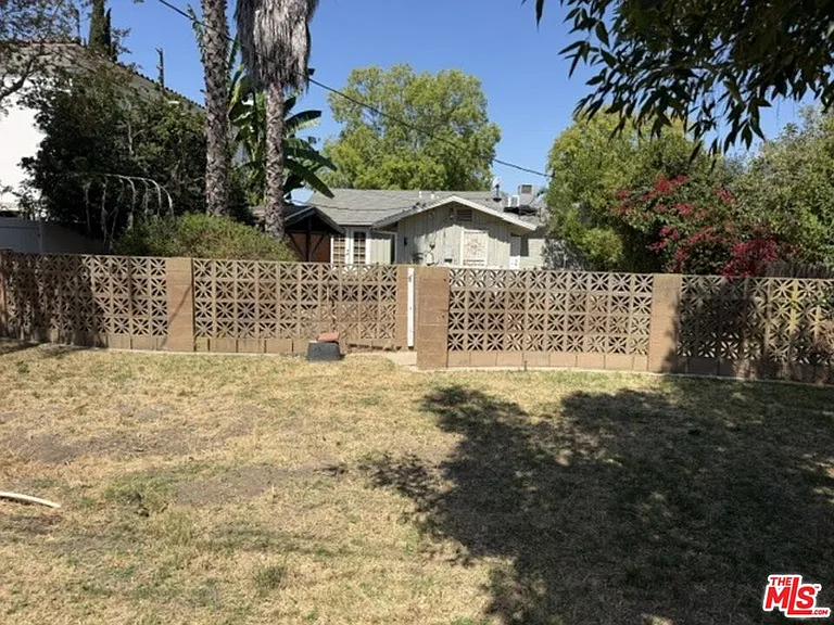 5136 Noble Ave — Photo 4