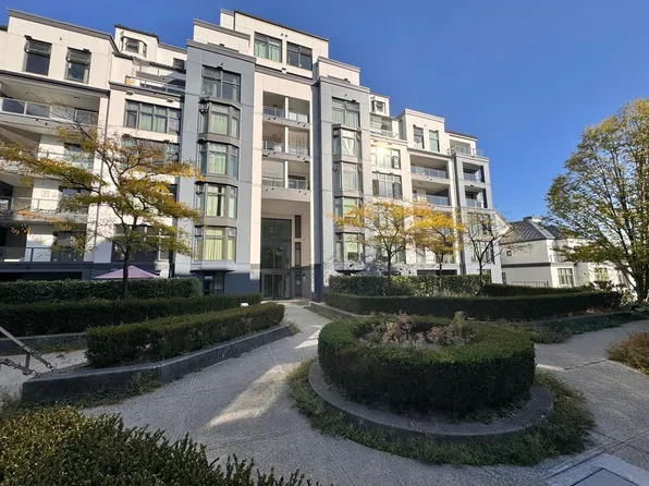 2528 Broadway E #800, Vancouver, BC V6K 2E9