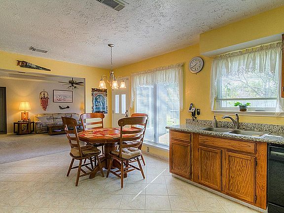 Amazing open floor plan, this is the perfect home for family gatherings and entertaining!