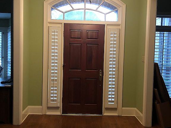 Bright spacious  entryway 