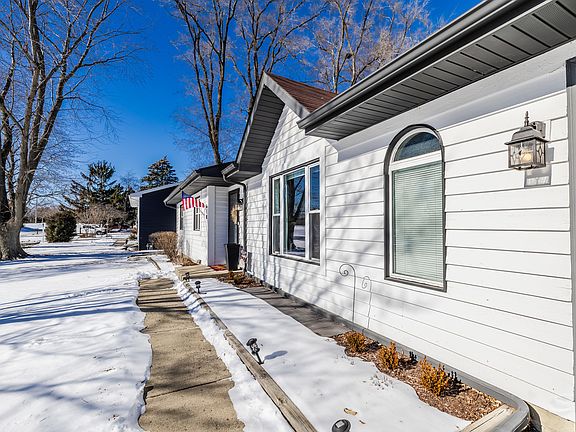 2nd image of 610 W Wegner Rd