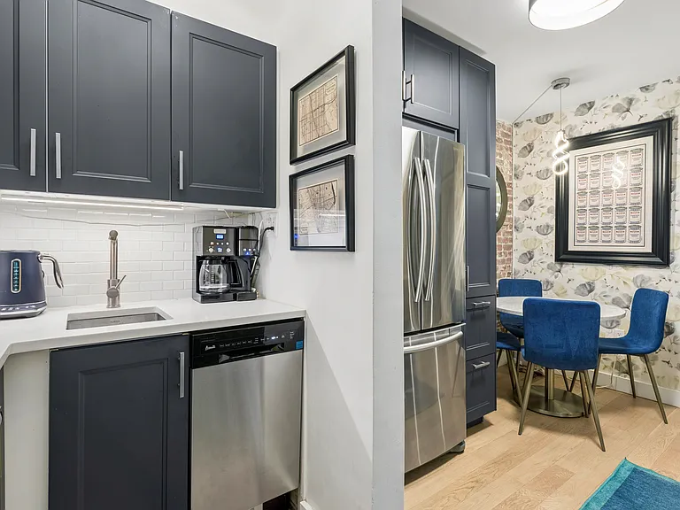 453 W 43rd St #A — Photo 4