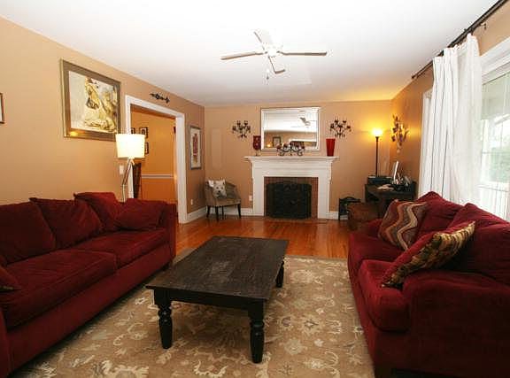 3rd image of 704 Hickory Hill Dr
