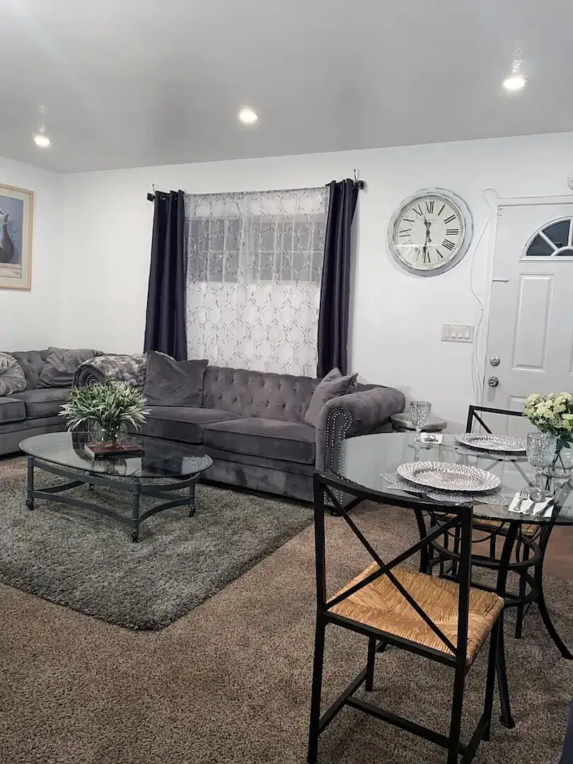 Contemporary 2-Bedroom Apartment with Modern Amenities — Photo 3