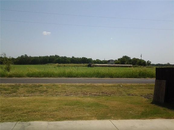 5th image of 105 Willow Bend Dr