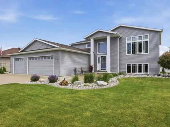4758 43rd St S, Fargo, ND 58104