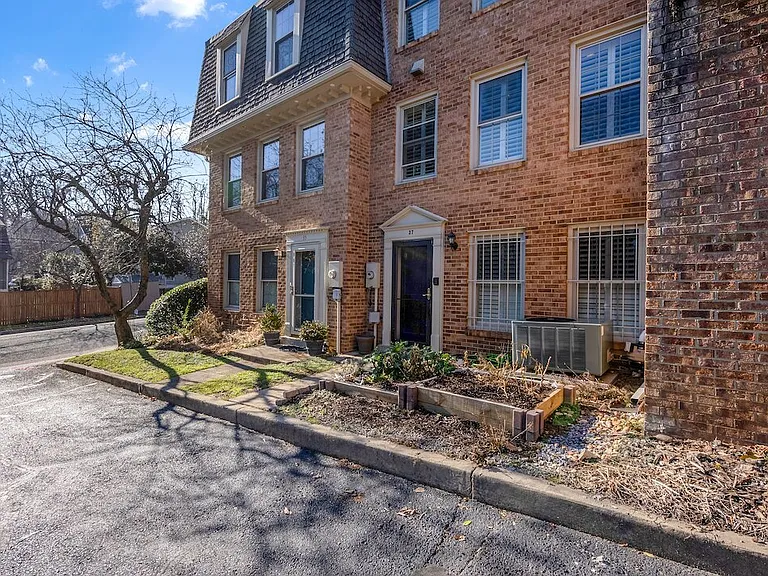 2302 Sanford St — Photo 32