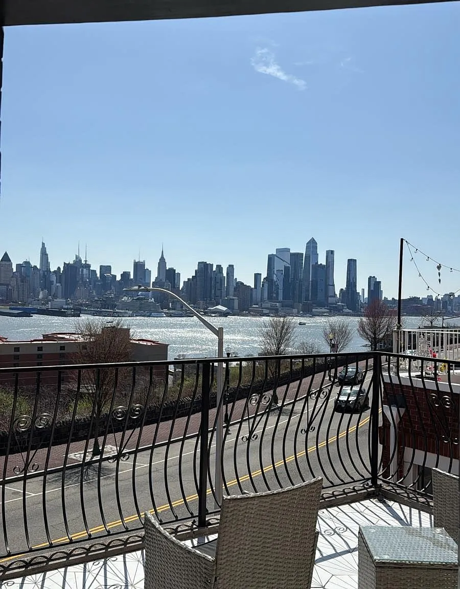 4 bed, 1000 sqft, $4,495 — Photo 1