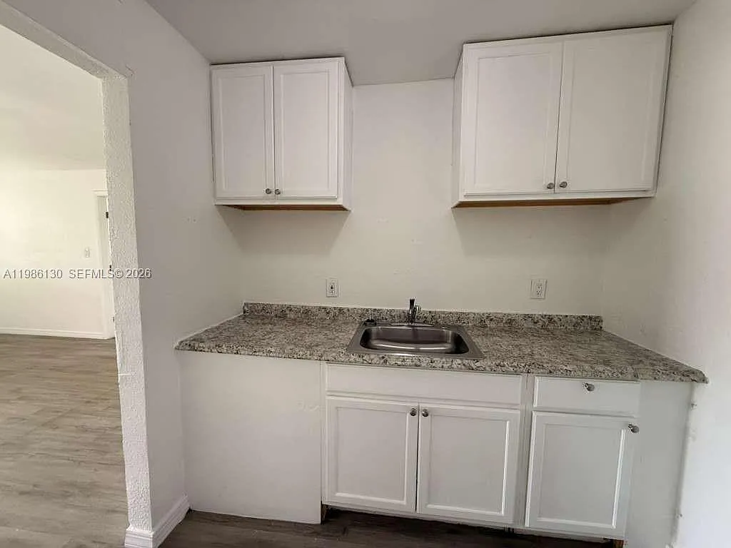 2 bed, 1.0 bath, 650 sqft, $1,200 — Photo 3