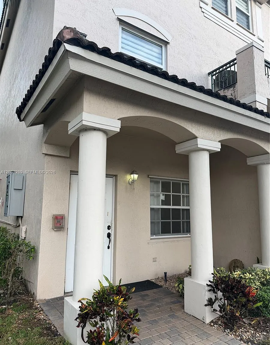 Las Brisas At Doral Condo — Photo 2