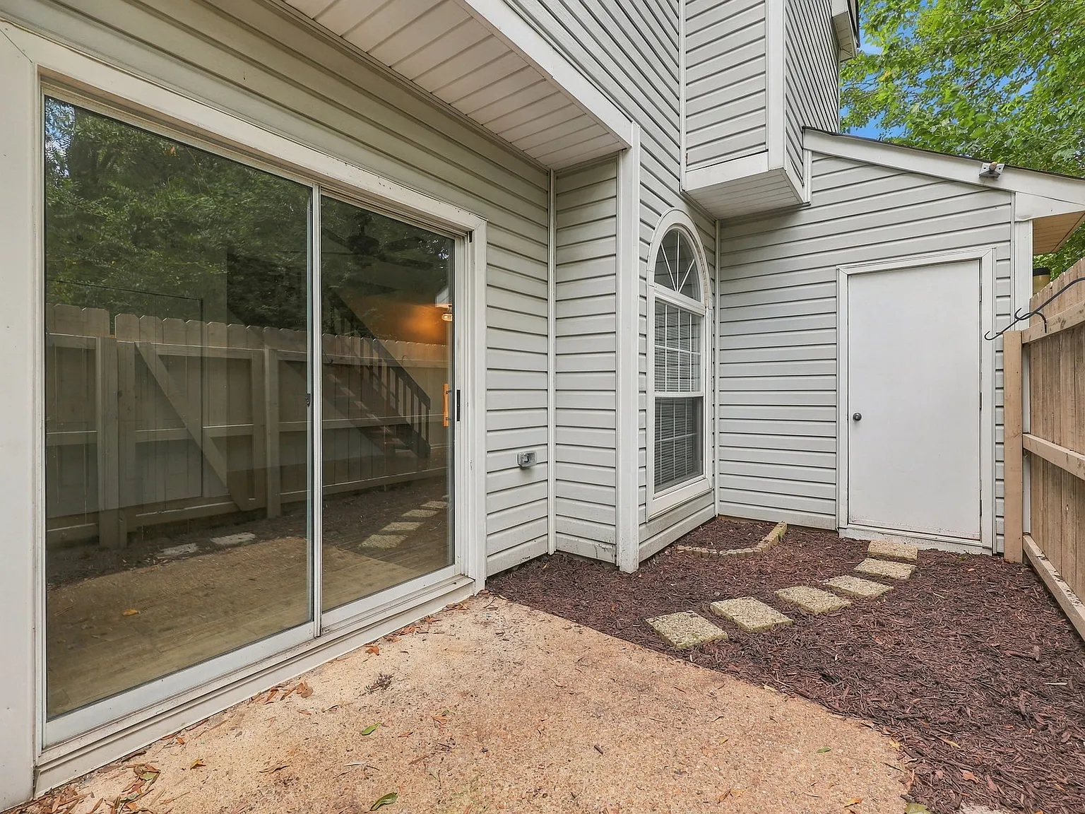 3 bed, 2.5 bath, 1452 sqft, $2,300 — Photo 4